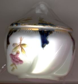 N19-a.Victorian fine china fuchsai trinket dish 11kB.jpg (10636 bytes)