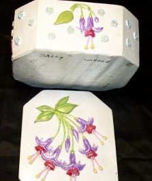 N2-a.Ceramic trinket box 2 14kB.jpg (13901 bytes)