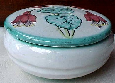 N26-a.Vintage fuchsia floral lidded vanity dish made in Italy 25kB.jpg (25677 bytes)