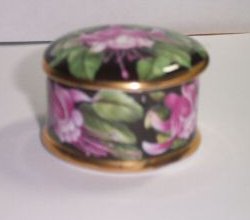 N37-Porcelain box with fuhsias Florence 8kB.jpg (7820 bytes)