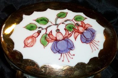 N9-a.Porcelain trinket box with fuchsias 28kB.jpg (27761 bytes)