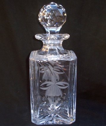 O58-Crystal glass decanter fuchsia 29kB.jpg (29201 bytes)