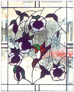 O9-a.Stained glassasHummingbird and fuchsia 29kB.jpg (28736 bytes)