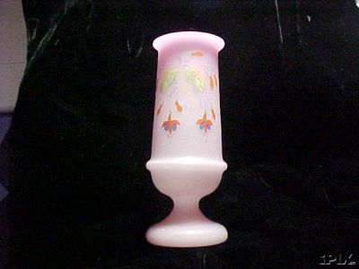 J21- Frosted pink glass vase 16kB.jpg (15646 bytes)