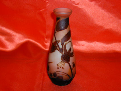 J21- Galle vase fuchsias - Acid etched cameo GALLe vase decorated with fuchsias 20,5 cm $1080 20kB.jpg (19885 bytes)