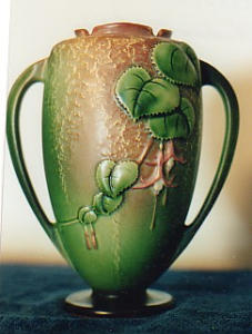 J22-Vase 897-8 green 16kB.jpg (15418 bytes)