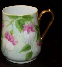 J20b-Fuchsia mug with pink and white fuchsias 8kB.jpg (7593 bytes)