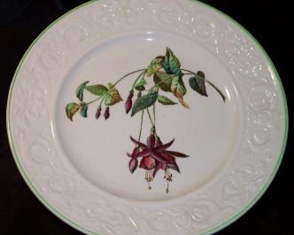 J20b-Spode dish with handpainted fuchsias 15kB.jpg (14851 bytes)