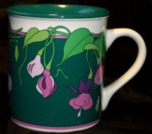 A13-a.Mug with purple and lavender fuchsias Potpourri Press Made in Korea 1989 16kB.jpg (16040 bytes)