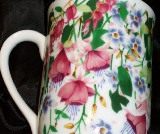 A15-a.Otagiri Mug with mauve fuchsias 23kB.jpg (22826 bytes)