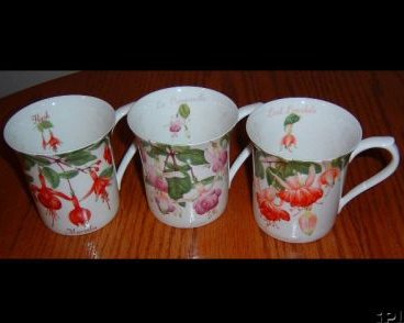 A2-3 Queens Bone China mugs fuchsia 18kB varieties.jpg (18085 bytes)