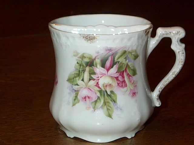 A25-Victorian shaving mug fuchsia floral 53kB.jpg (53960 bytes)