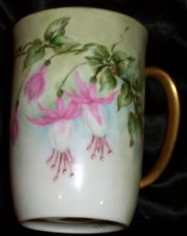 A9-a.Handpainted mug with fuchsias 'MB 783' 10kB.jpg (9714 bytes)