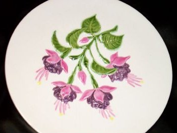 B15-a.Small dish with handpainted fuchsias 16kB.jpg (16188 bytes)