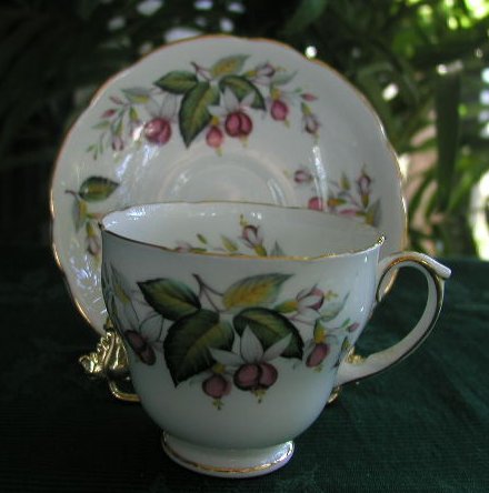 C100-Duchess Bone China cup&saucer 2 32kB.jpg (32329 bytes)