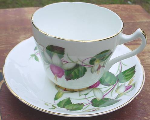 C100=11.Royal Grafton cup&saucer 25kB.jpg (25494 bytes)