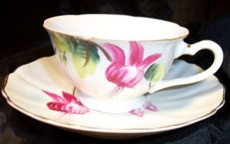 C11-a.Handpainted cup&saucer16kB.jpg (14071 bytes)