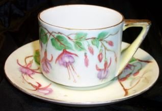 C25-a.Handpainted cup&saucer 16kB.jpg (13968 bytes)