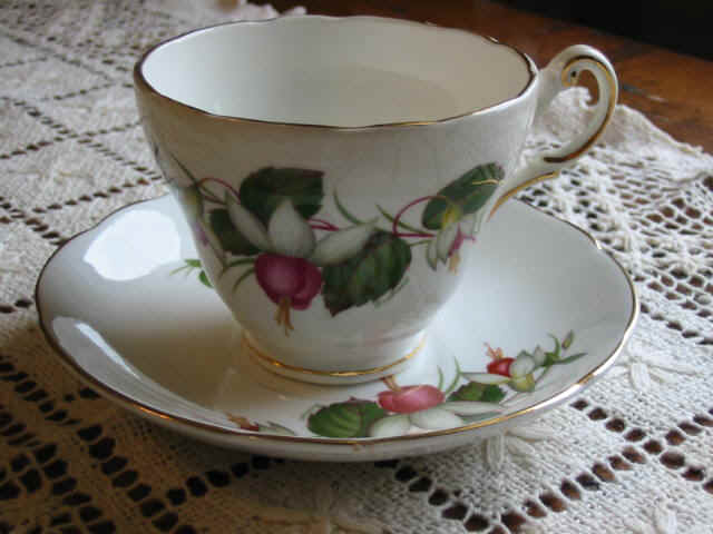 C47-Cup&saucer Grosvenor_bone_china_54kB.jpg (30023 bytes)