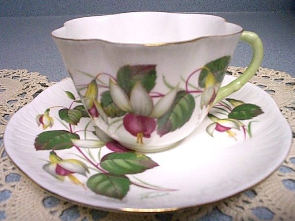 C49-a.Shelley dainty cup&saucer 69kB.jpg (53381 bytes)