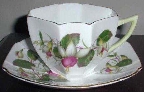 C52-a.Shelley Fuchsia octaganal cup&saucer 2 25kB.jpg (24734 bytes)