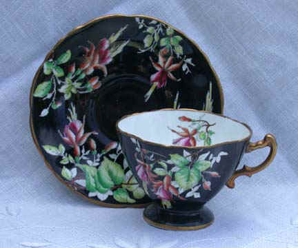 C55-Hammersley_black_fuchsia_cupsaucer_48kB.jpg (19848 bytes)