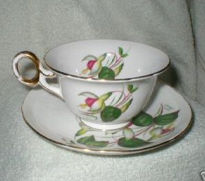 C85-Shelley teacup and saucer17kB.jpg (17541 bytes)