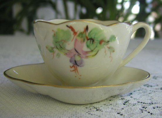 C98-1.Devonshire cup&saucer fuchsias 32kB.jpg (33268 bytes)